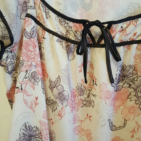 Floral peasant inspired blouse - Picture 3 of 4